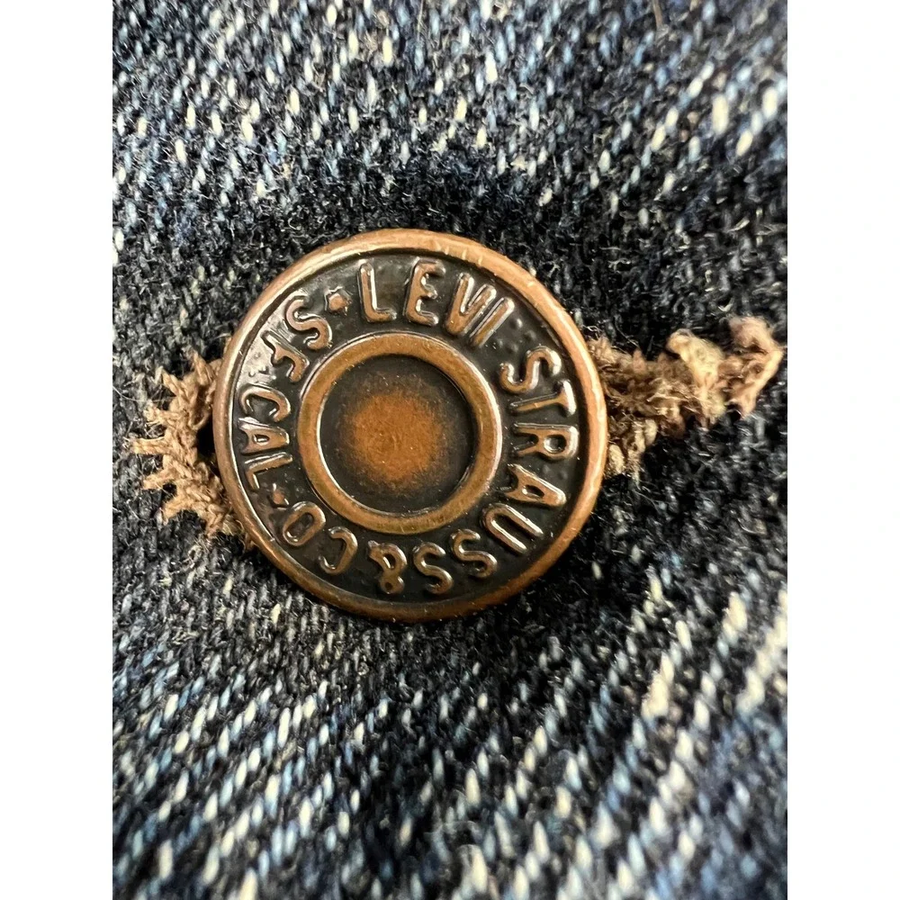 Levis ships from